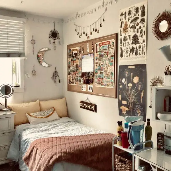 Hias Dinding Kamar Estetik dengan Poster, Foto, atau Wall Grid